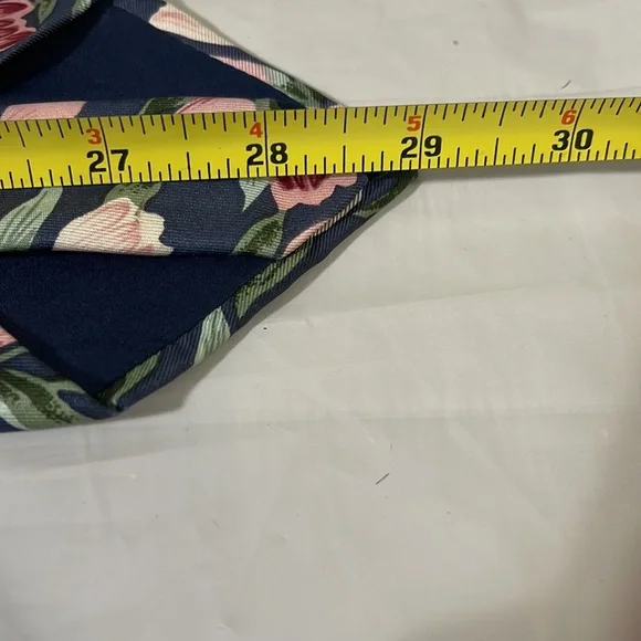 Nameless men’s tulip tie 100% silk like new 4”W x 58L. Tie makes a statement! - Picture 5 of 6